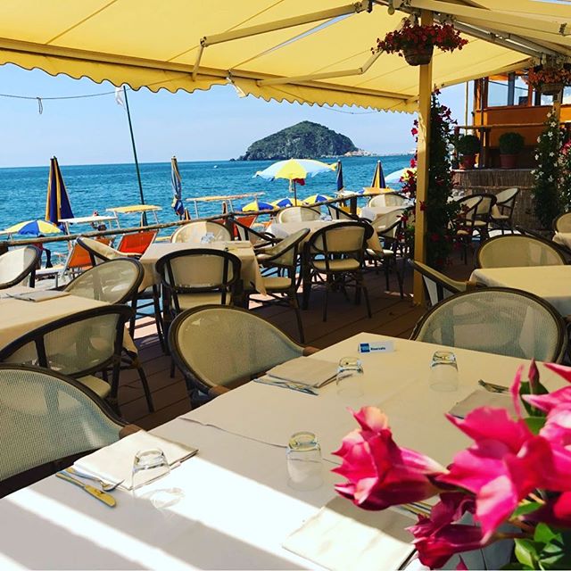 La nostra terrazza pronta per il pranzo #ristoranteida #maronti #spiaggiadeimaronti #food #ischia #summer #2017