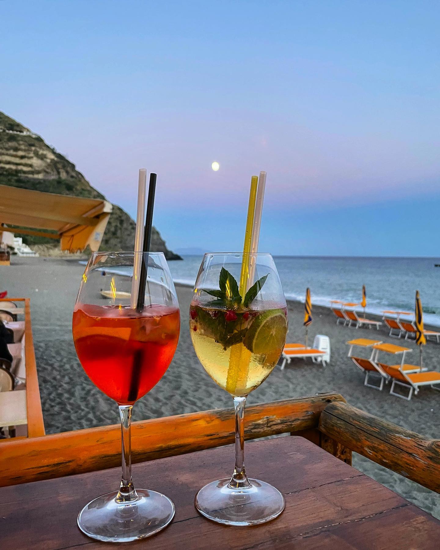 Aperitivi al chiaro di luna ? •••#aperolspritz #maronticocktail #ristoranteida #unafinestrasulmare #marontibeach #aperitif #instamoon