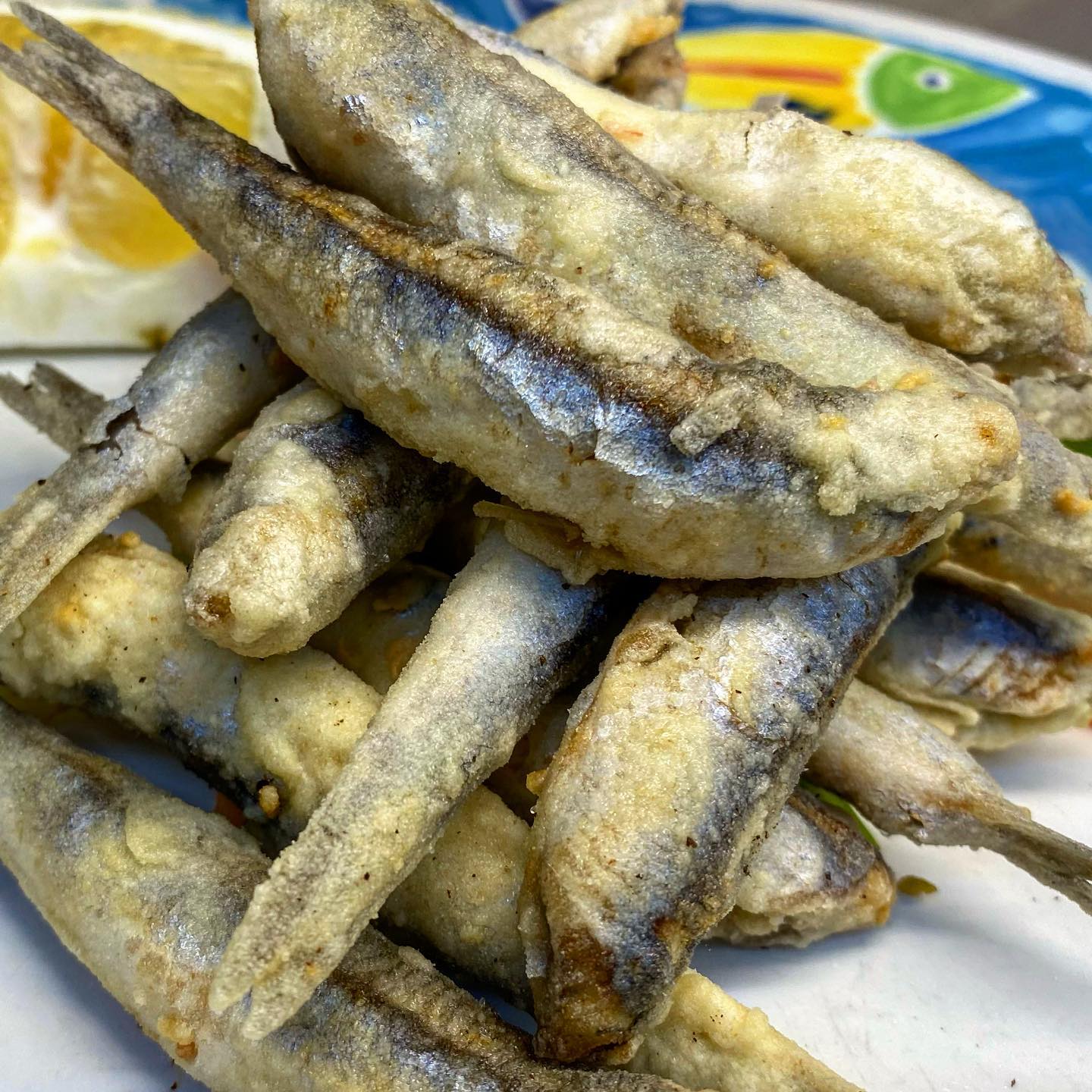 Peggio delle patatine fritte, una tira l’altra ?•••#alicifritte #anchovies #friedanchovies #fish #foodporn #ristoranteida #mercoledì