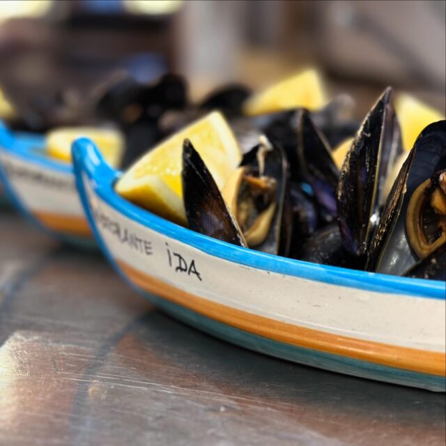 Nave in partenza 🚢 🌊 
• Cozze a Bordo • 🍋 
#cozze #food #ischia #spiaggiadeimaronti #ristoranteida