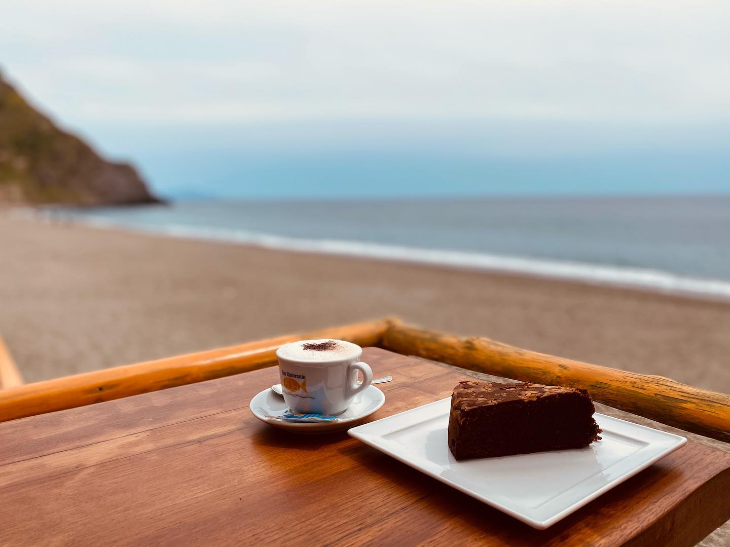 +?=?La giornata ideale per una fetta della nostra #caprese! •••#ristoranteida #spiaggiadeimaronti #homemade #italianfood #dessert #pausapomeridiana #cappuccinotime #relax