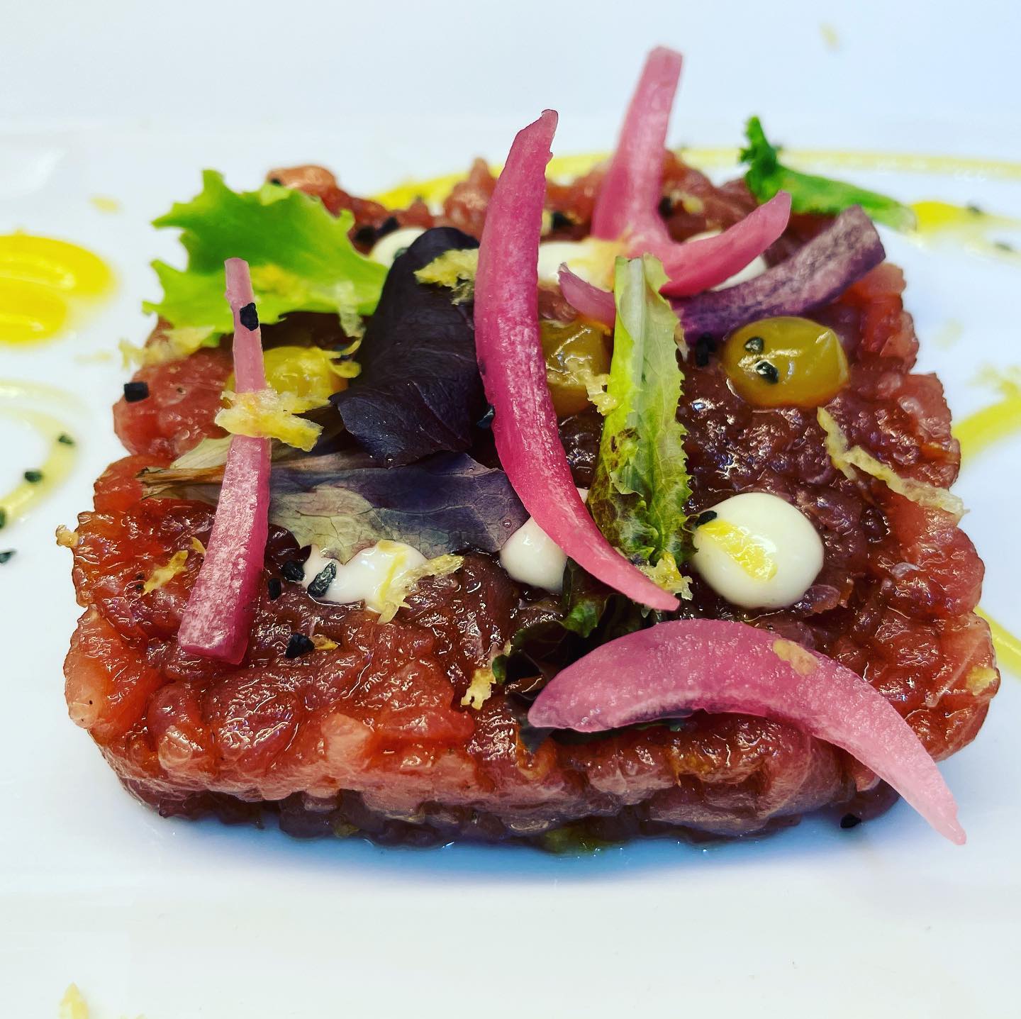 La TarTare di ToNNo di oGGi   ••E tu l’hai già assaggiata? ? tonno rosso - cipolle in agrodolce - salsa all’arancia - salsa al limone ?#tuna #fish #sashimi #tartare #ischia #ristoranteida #spiaggiadeimaronti #fresh #sushi #love #food