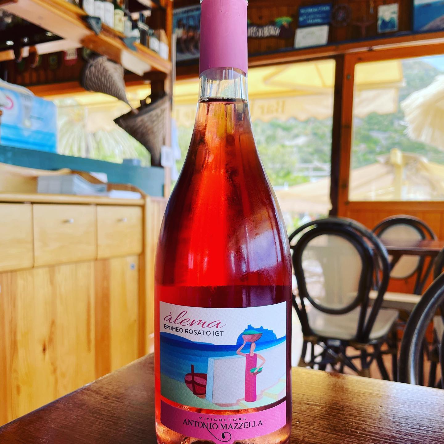 Su gentile concessione di @cantineantoniomazzella oggi degustiamo àlema ••#wine #ischia #cantineantoniomazzella #rose