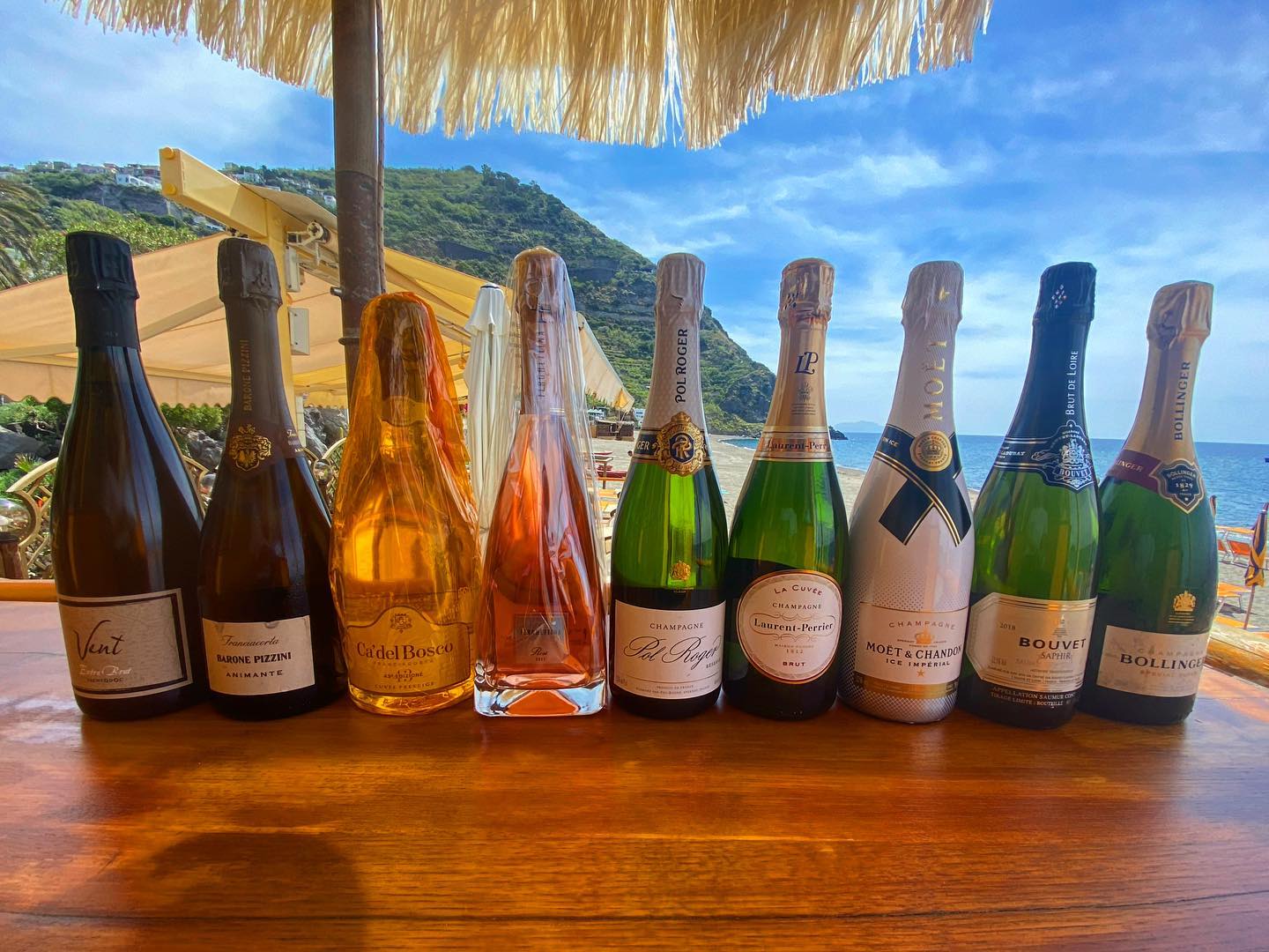 “Le mille bolle bluLe vedo intorno a meChe volano e volano e volano”•••#sciaboliamo #sciaboliamotutto #ristoranteida #marontibeach  #laurentperrier #polroger #bollinger #moetchandon #ferghettina #cadelbosco #baronepizzini #bouvetladubay #cantinatoblino #bollicine #momentibelli?